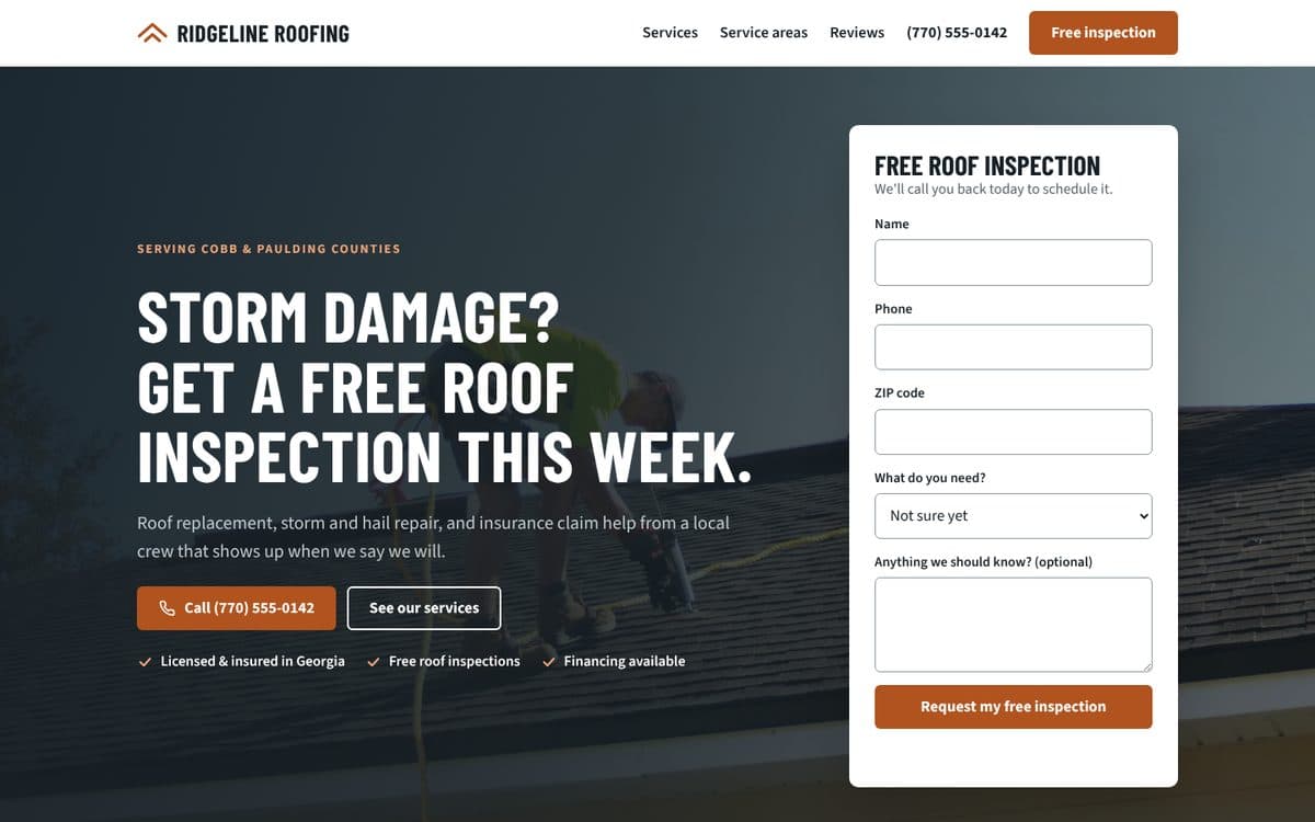 Ridgeline Roofing: sitio oscuro de techos con formulario junto al título